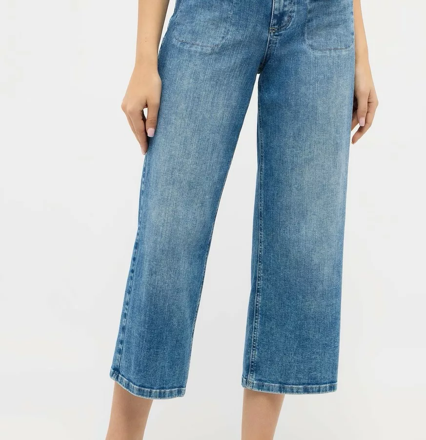 Jeans court et droit