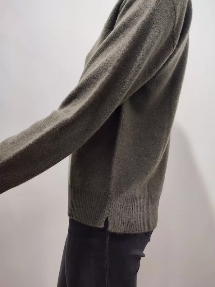 Pull Col V kaki – Image 3